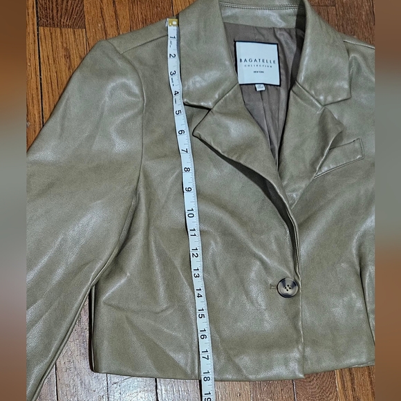 Bagatelle Collection women's cropped blazer, Tan color in faux leather, size M - Picture 10 of 14
